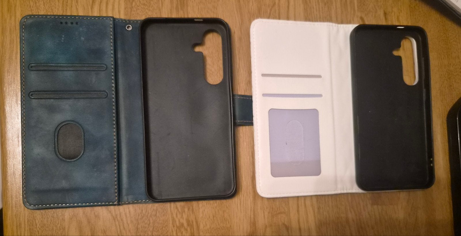 Foto 5 van Samsung S24 hoesjes Wit - donker Groen