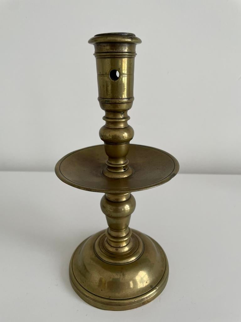 Antieke koperen kraagkandelaar schijfkandelaar 17e eeuw, Ophalen of Verzenden, Koper of Brons