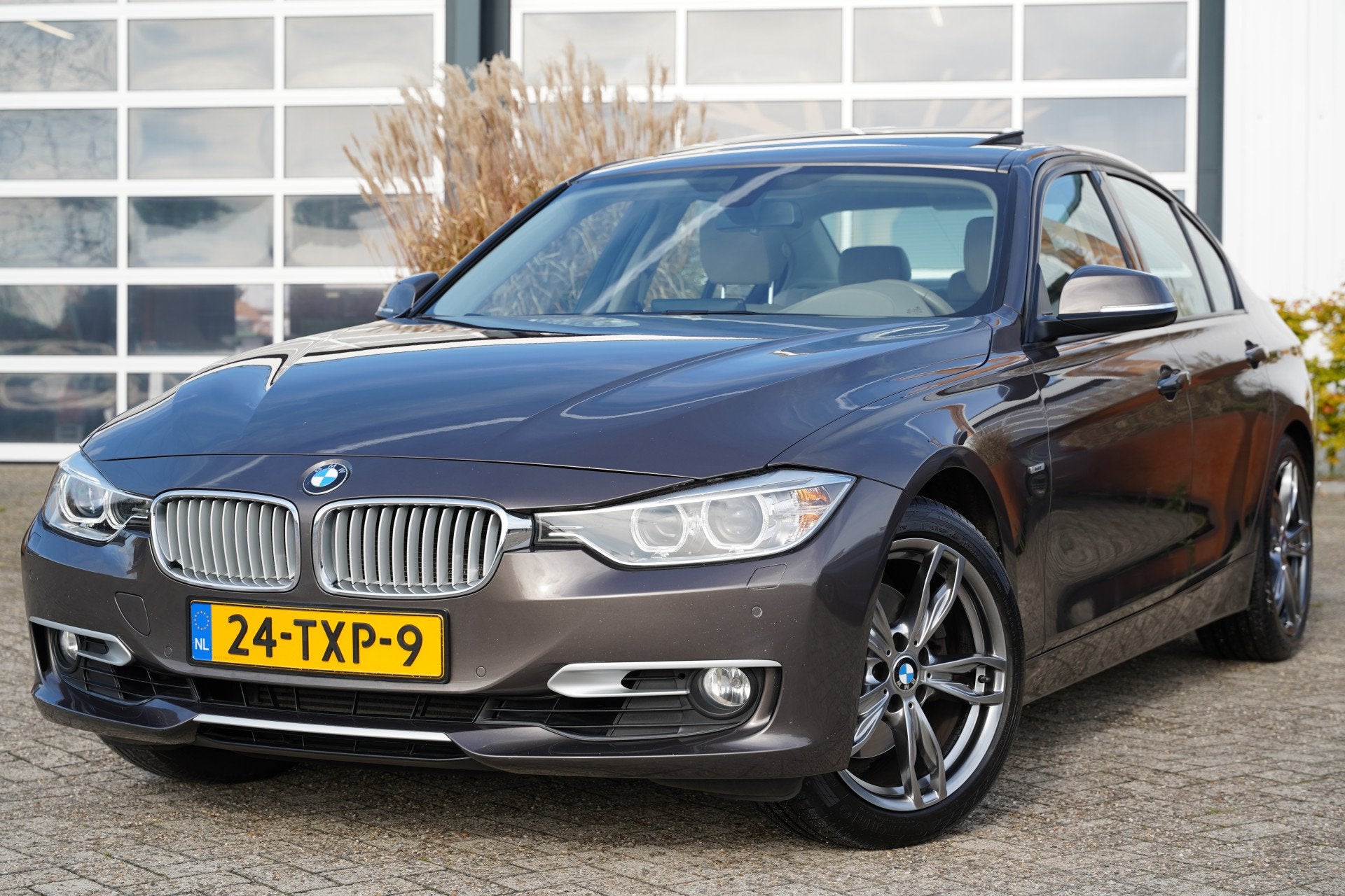 BMW 3-serie 328i High Executive 245pk | Achteruitrijcamera |, Auto's, Automaat, Gebruikt, Beige, 4 cilinders