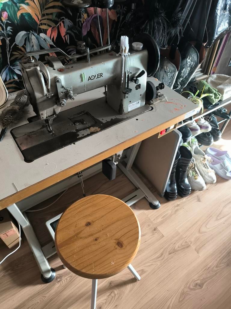 Adler 167 industriële naaimachine met tafel, Hobby en Vrije tijd, Ophalen, Naaimachine, Overige merken