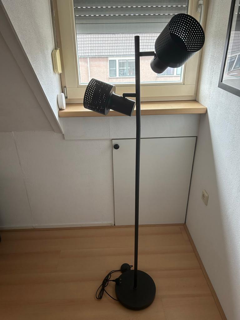 Zwarte vloerlamp met twee verstelbare spots, nieuwstaat, Huis en Inrichting, Lampen | Vloerlampen, Ophalen of Verzenden, Zo goed als nieuw