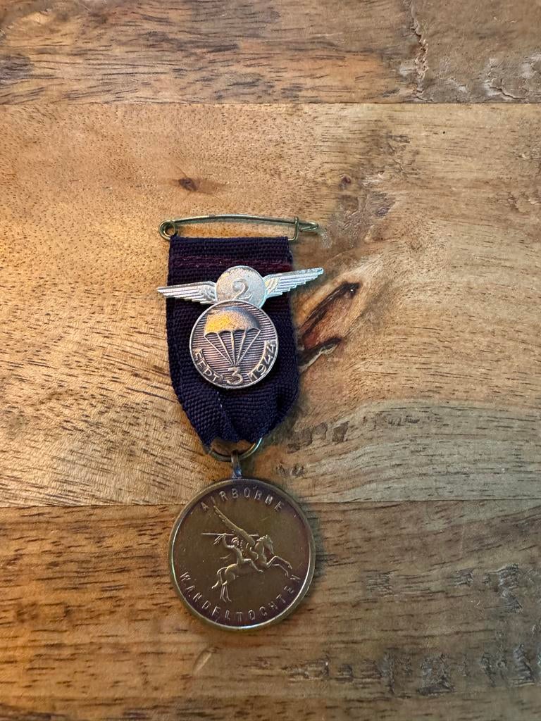 Medaille Airborne wandeltocht met speldjes 2e en 3e keer, Ophalen of Verzenden, Overige materialen, Nederland