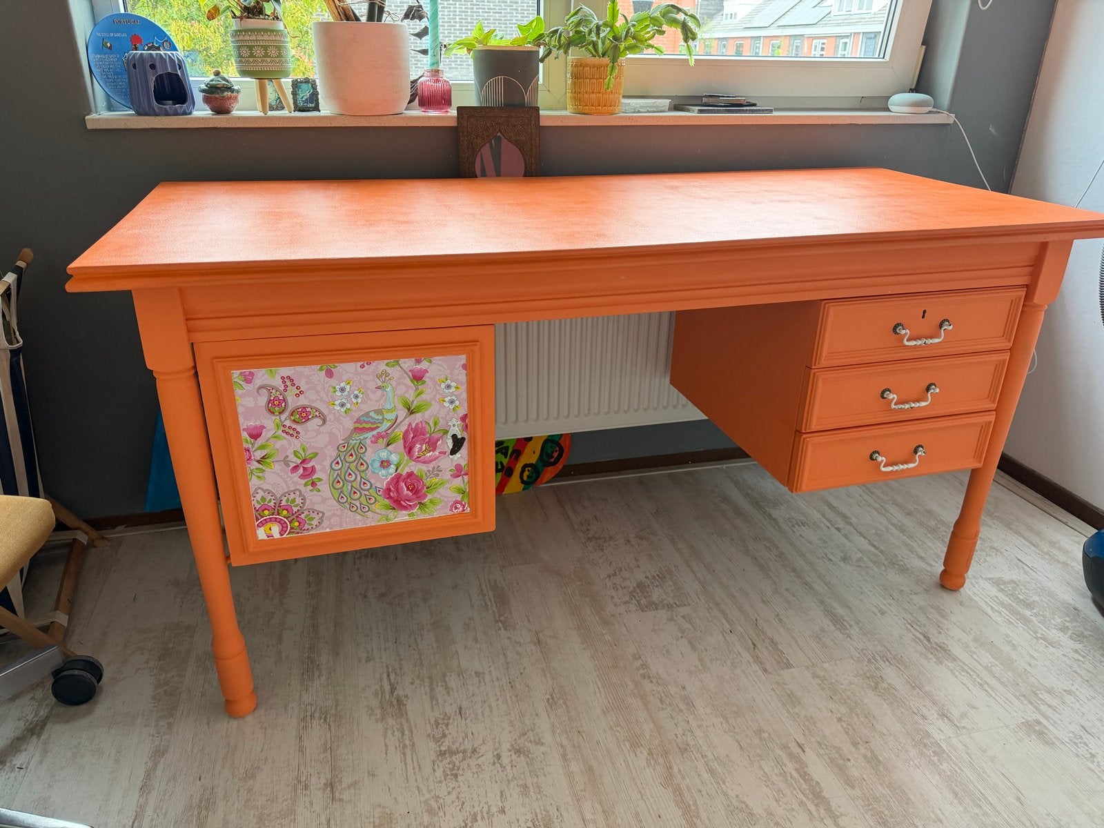Antiek houten bureau - Oranje met bloemmotief, Huis en Inrichting, Ophalen, Gebruikt, Hout, Overige typen