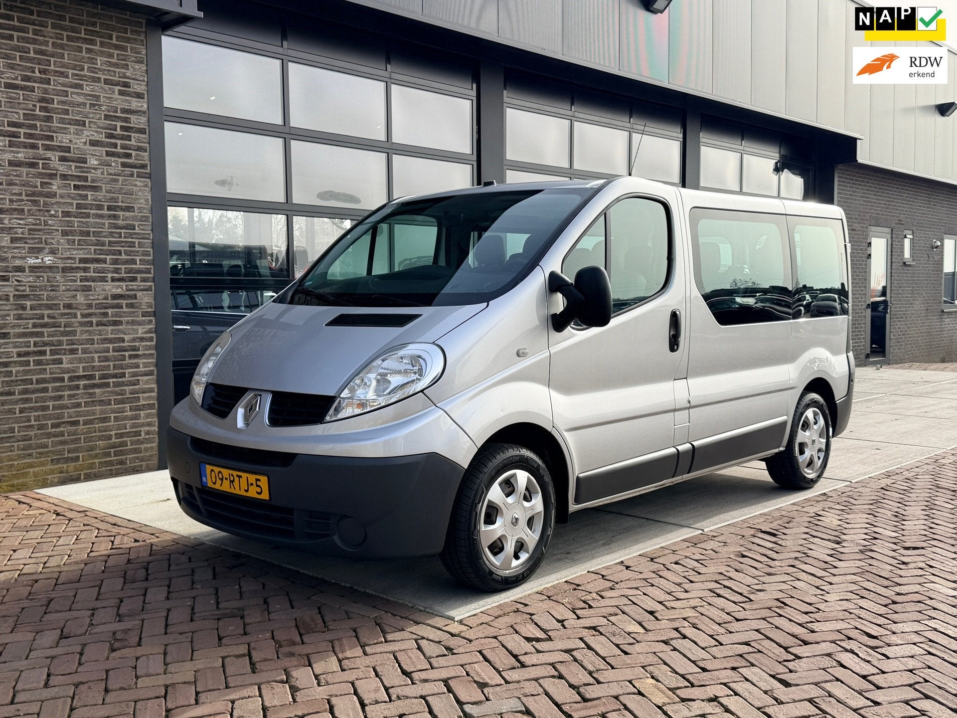 Renault Trafic Passenger 9P | 2.0 dCi T27 L1H1 Authentique, Euro 5, Stof, 8 stoelen, 1887 kg