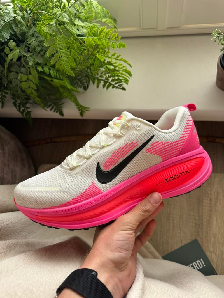 Nike ZoomX Vomero 18 Sail/Sequoia/Hyper Pink Maat 44,5 Nieuw, Ophalen of Verzenden, Nieuw, Overige kleuren