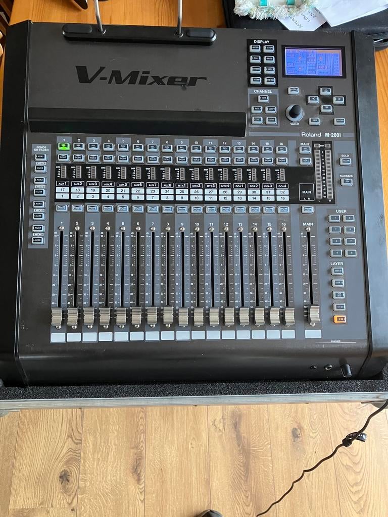 Roland M-200i mengtafel in case, Muziek en Instrumenten, Mengpanelen, Ophalen of Verzenden, Zo goed als nieuw, 20 kanalen of meer