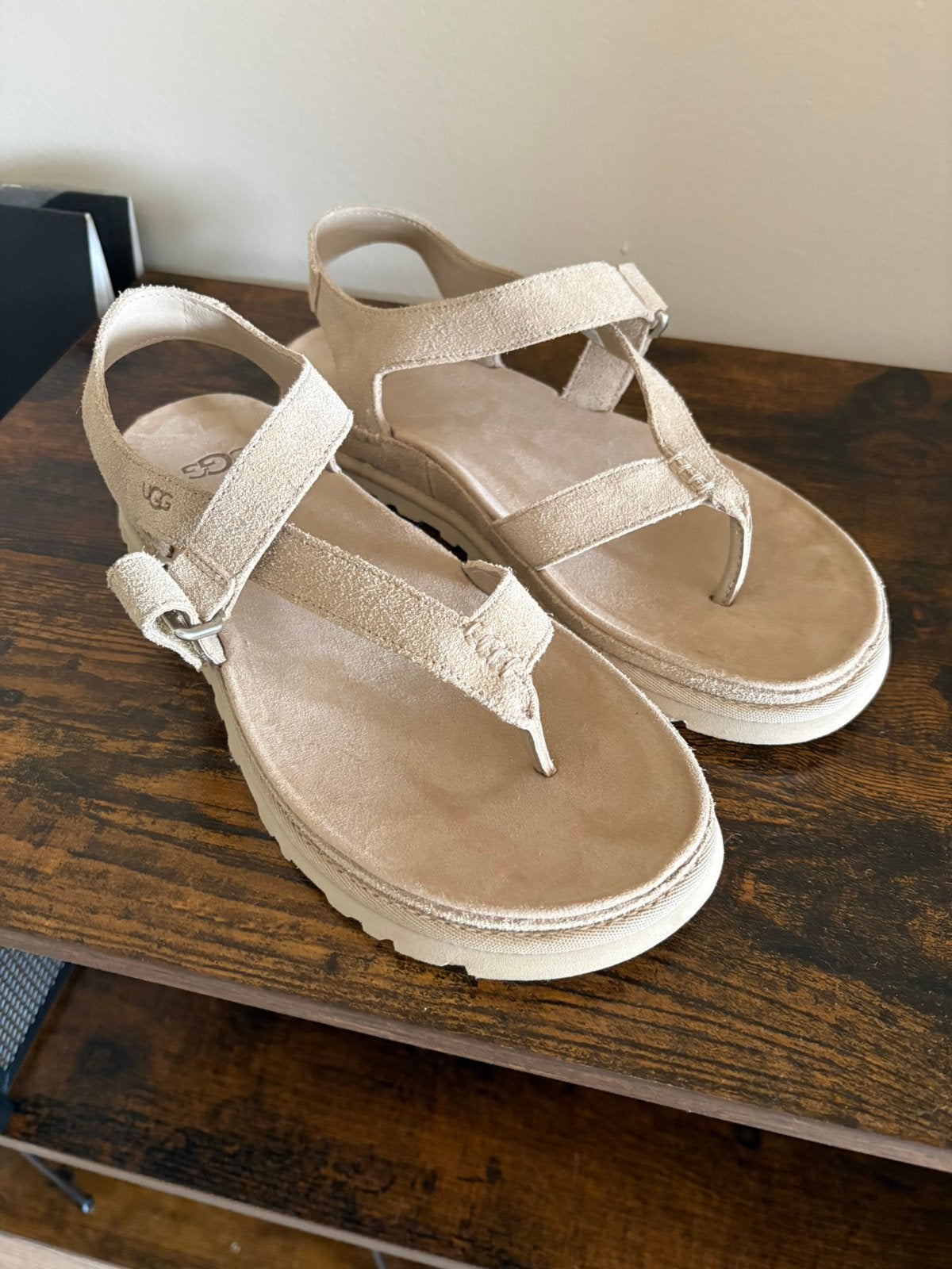 Ugg W Goldengaze Toe Post maat 39 nieuw, Ophalen of Verzenden, Nieuw, Beige