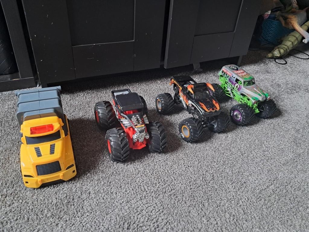 3 grote hotwheels monstertrucks 1 vuilniswagen, Ophalen of Verzenden, Gebruikt