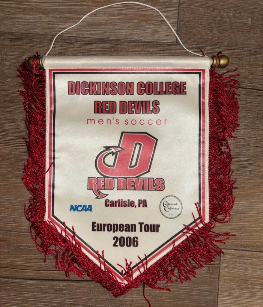 Dickinson College Red Devils vaan, Verzamelen, Ophalen of Verzenden, Zo goed als nieuw, Buitenlandse clubs, Vaantje of Sjaal