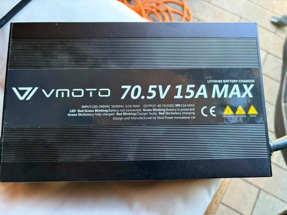 Bijna nieuwe Super soco cpx VMOTO acculader 70.5V 15A MAX, Ophalen of Verzenden, Zo goed als nieuw