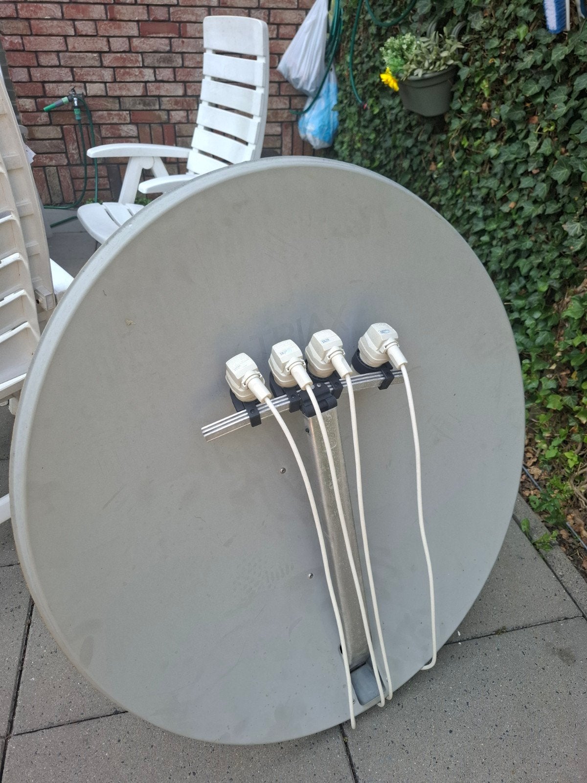 Complete Triax Satelliet Schotelantenne met 4 LNB's, Ophalen
