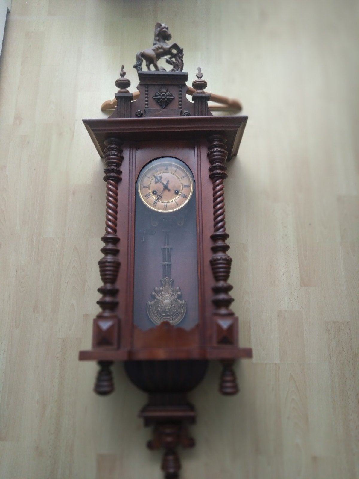 Antieke Junghans wandklok met gedetailleerd houtsnijwerk, Ophalen