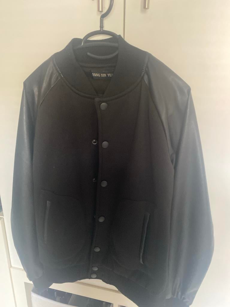 Nieuwe Baseball Jacket Maat S met Nep Leren Mouwen, Ophalen, Nieuw, Overige maten, Zwart