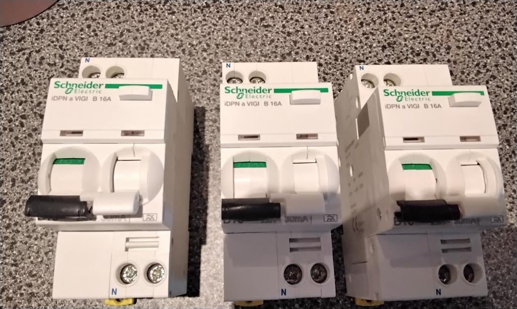 3 aardlekautomaten Schneider b16 nieuw, Hobby en Vrije tijd, Elektronica-componenten, Ophalen