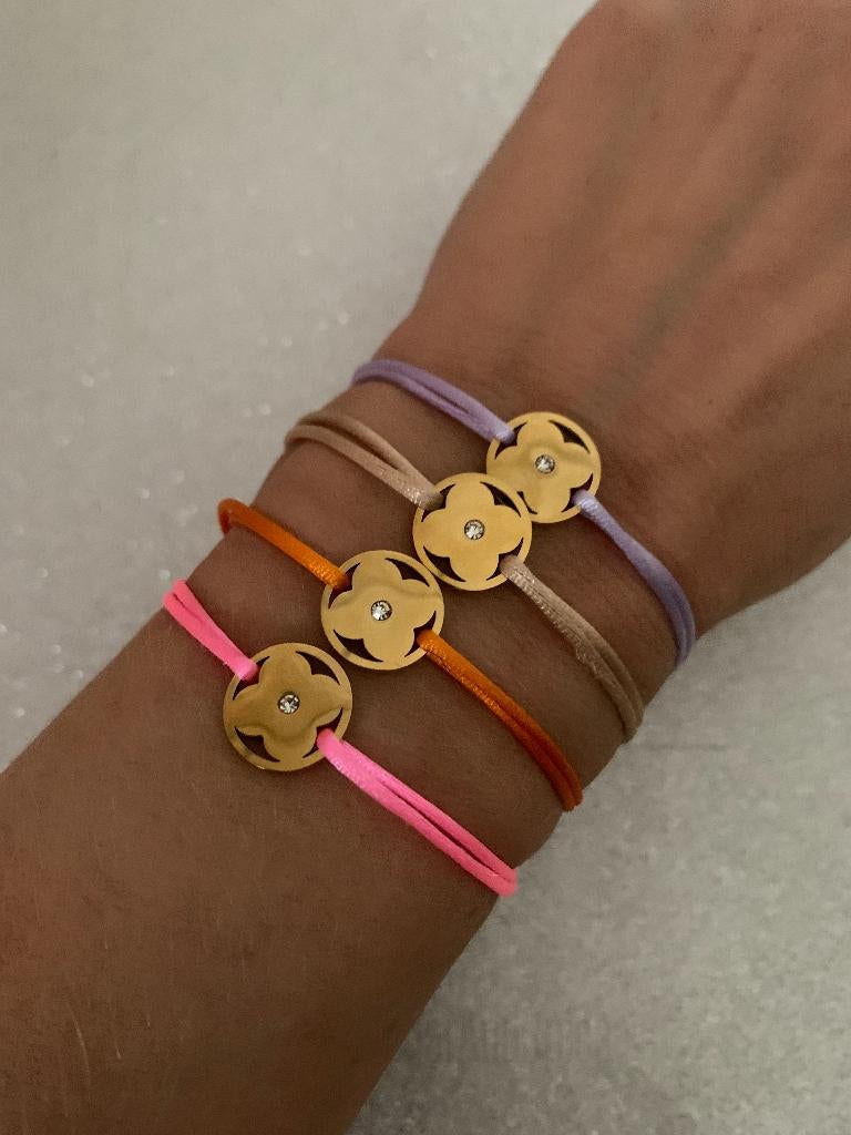 Gouden monogram klaver armband aan satijn koord, Staal, Met bedels of kralen, Nieuw, Ophalen of Verzenden