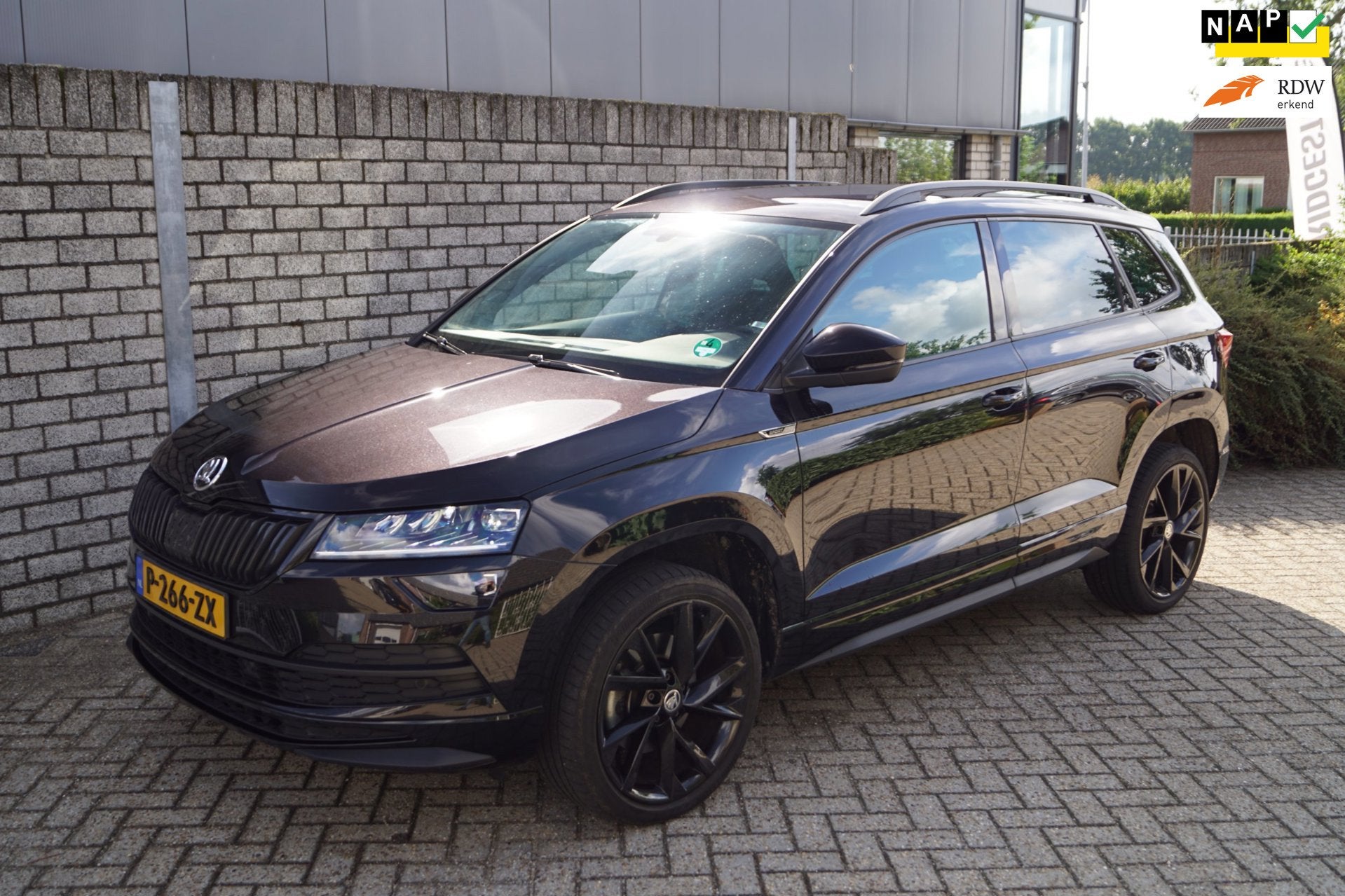 Skoda Karoq 1.5 TSI ACT Sportline Business Autom Sportst Sto, Auto's, Dealer onderhouden, 4 cilinders, Alcantara, Karoq