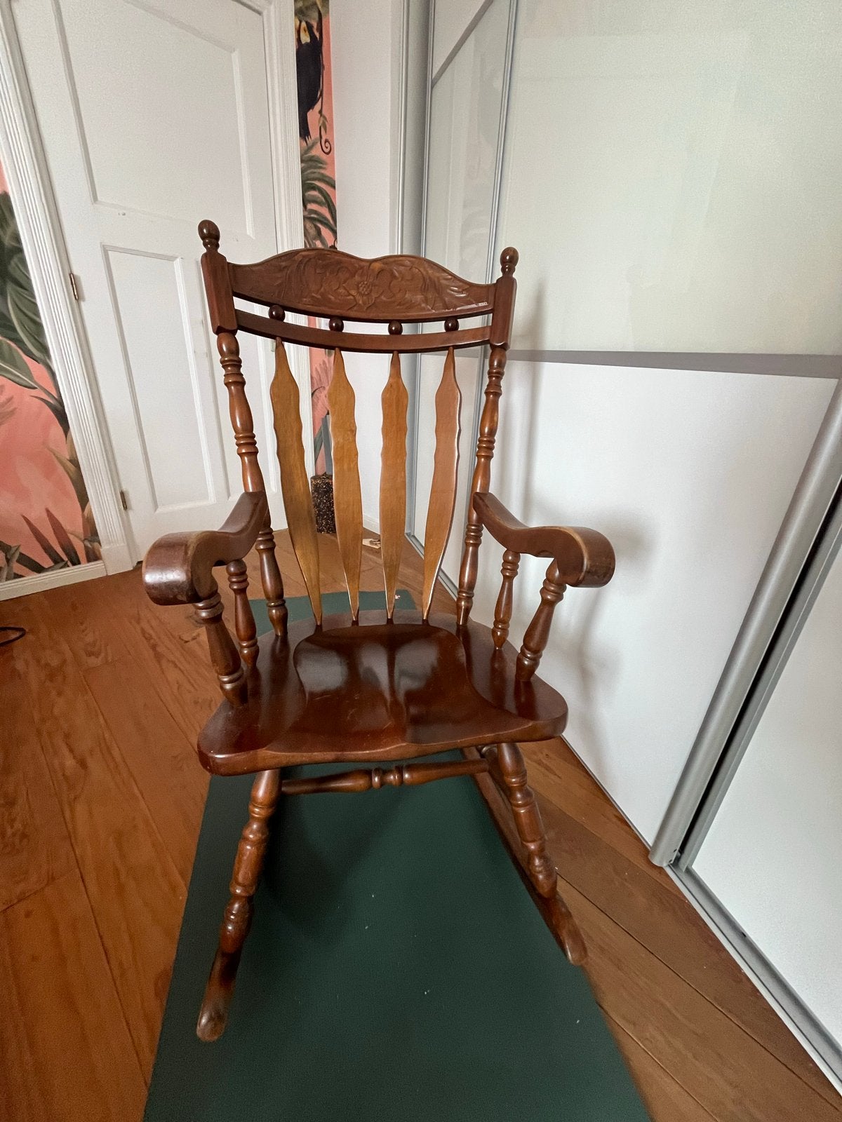 Antieke houten schommelstoel met houtsnijwerk, Antiek en Kunst, Antiek | Meubels | Stoelen en Banken, Ophalen