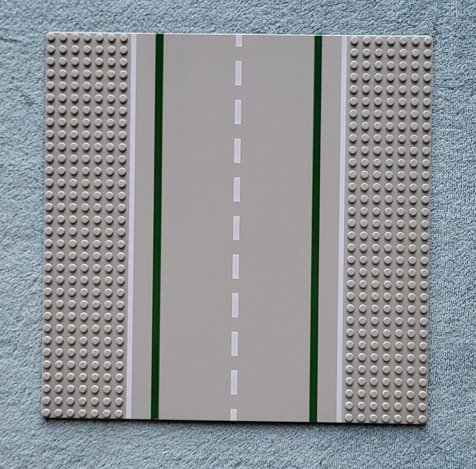 Lego weg bouw plaat recht 32x32 studs met fietspad opdruk., Ophalen of Verzenden, Gebruikt, Losse stenen, Lego