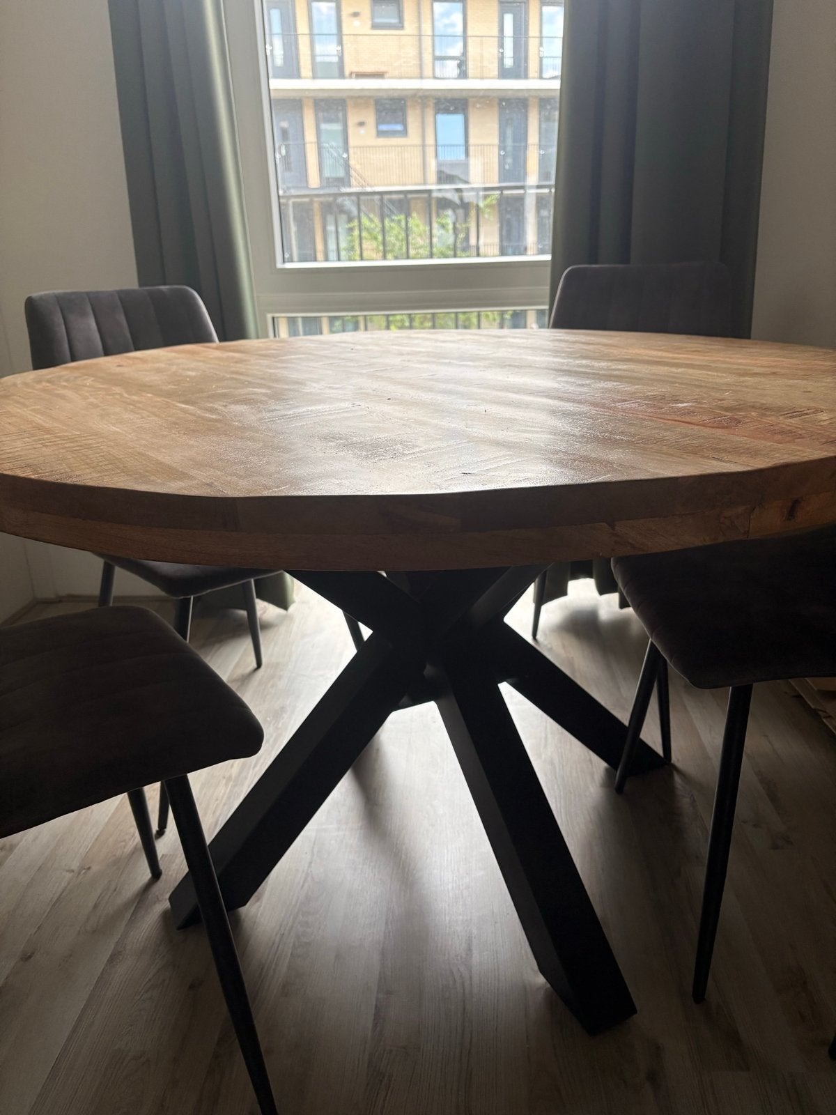 Ronde eettafel met zwart metalen onderstel en 5 stoelen, Ophalen, Gebruikt, 100 tot 150 cm, Rond