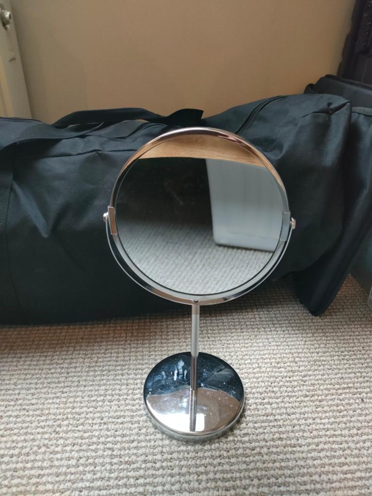Staande ronde spiegel voor thuis of camping, Minder dan 50 cm, Rond, Ophalen of Verzenden, Zo goed als nieuw
