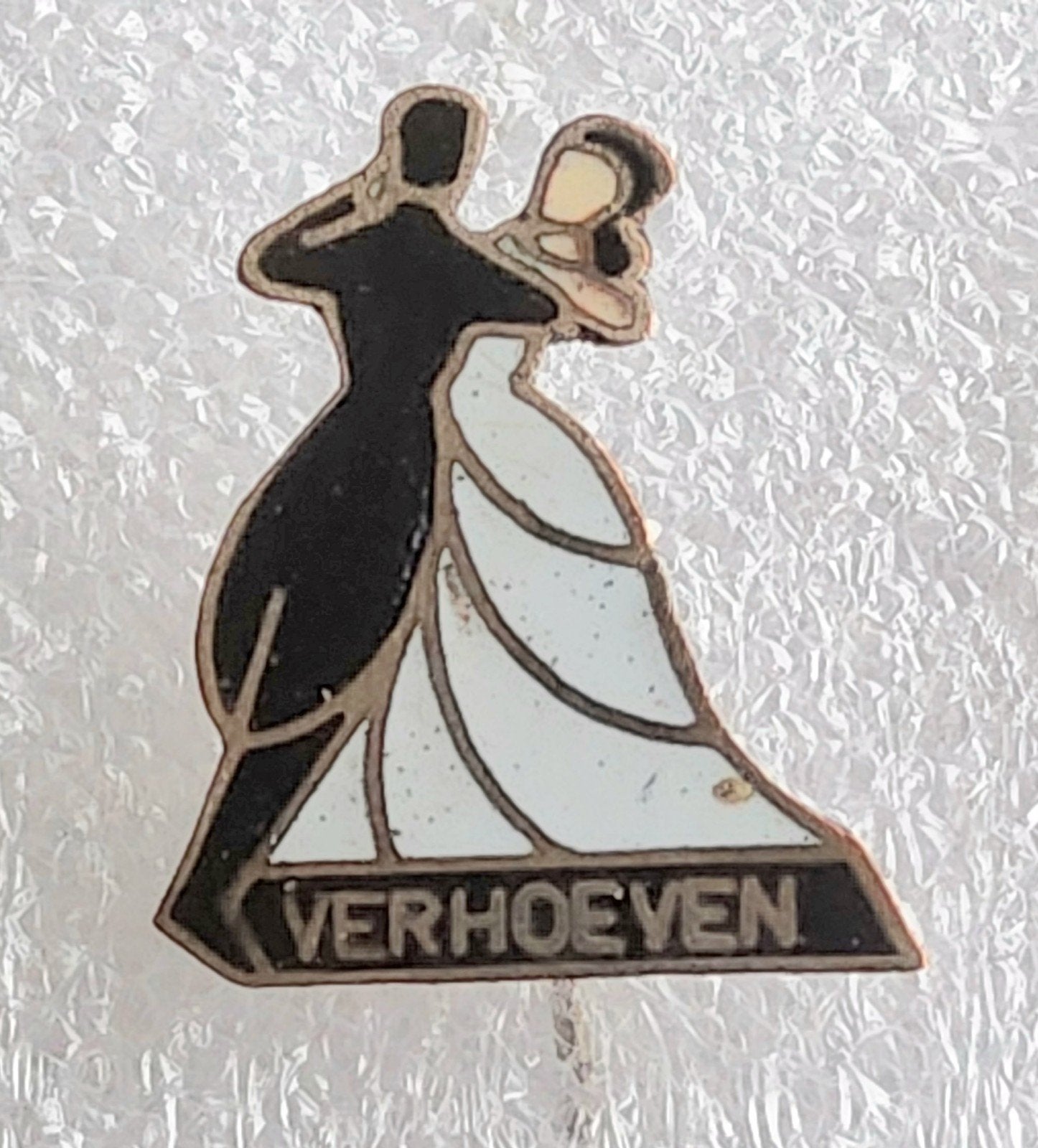 Emaille Speldje Danspaar Verhoeven, Verzamelen, Ophalen of Verzenden, Gebruikt, Overige onderwerpen, Speldje of Pin