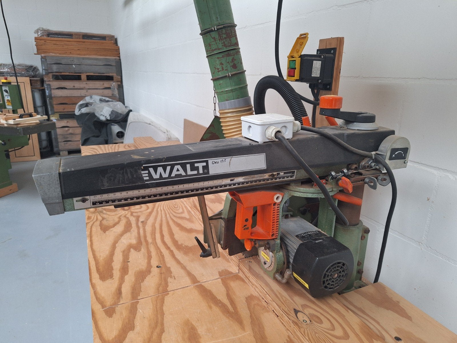 DeWalt DW1253 afkortzaag met stevige werktafel / onderstel, Doe-het-zelf en Verbouw, Ophalen, Zo goed als nieuw, Afkortzaag, 1200 watt of meer