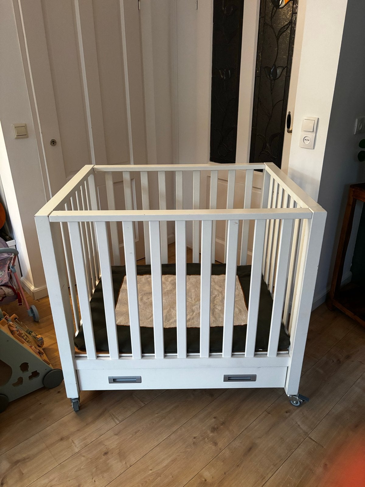 Witte vierkante box met lade en wieltjes, Kinderen en Baby's, Ophalen, Gebruikt, Vierkant, In hoogte verstelbaar