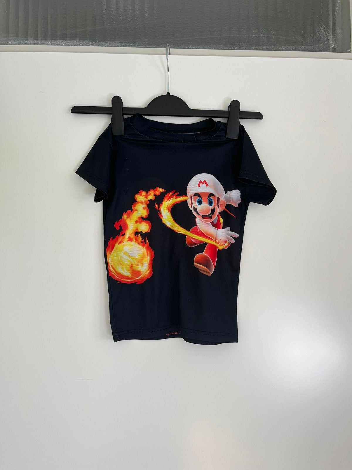 Zwart Super Mario t-shirt met print van Fire Mario, maat 122, Ophalen of Verzenden, Zo goed als nieuw, Jongen, Shirt of Longsleeve