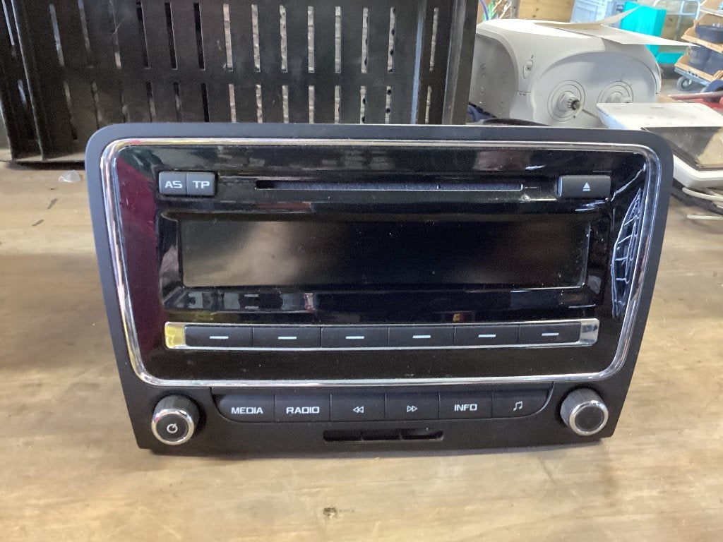 Skoda Superb 1.4 Comfort Radio-SWING (3T0 035 161 K), Ophalen, Gebruikt