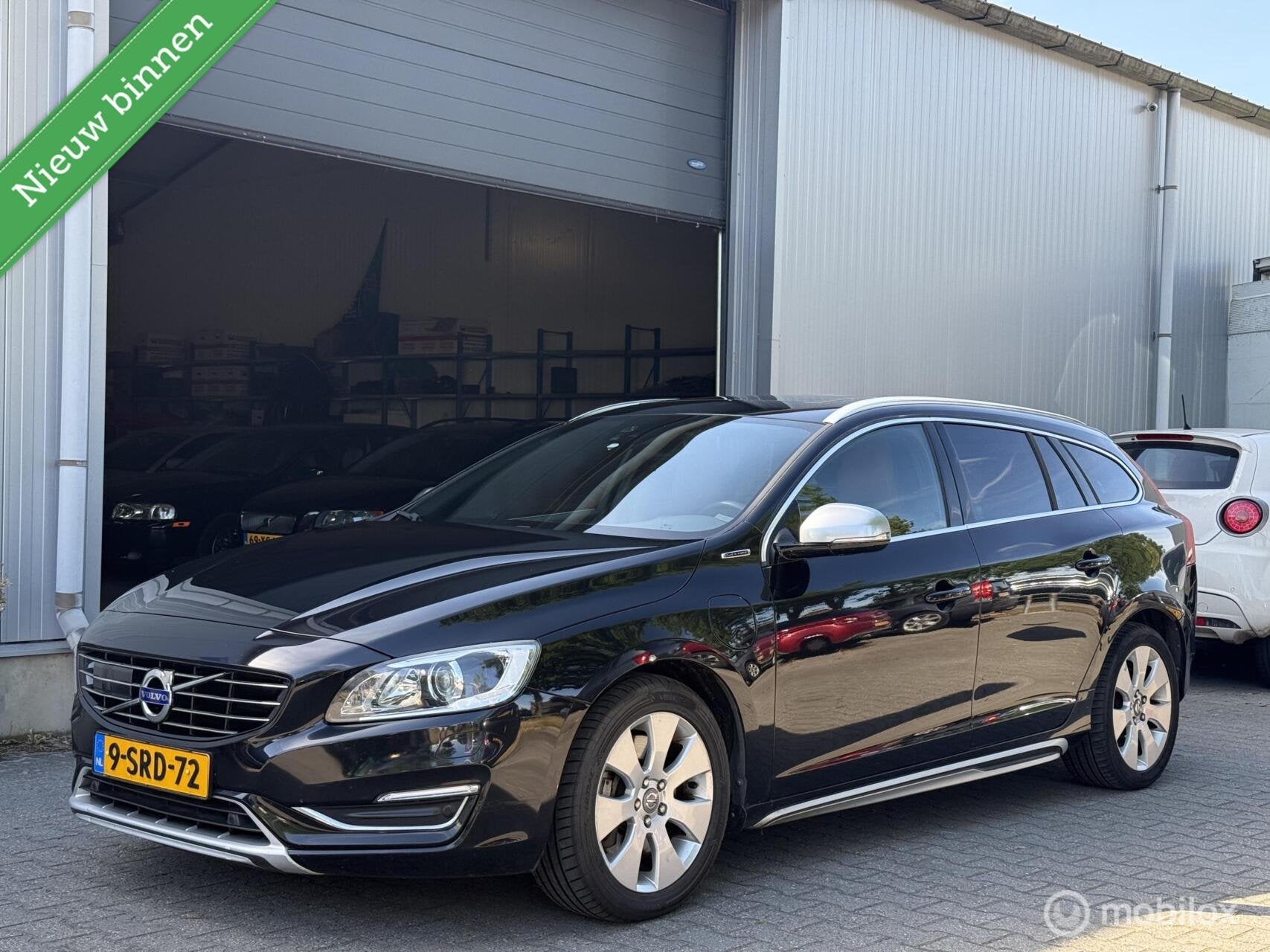 Volvo V60 2.4 D6 AWD Plug-In Hybrid Summum, Weinig KM’S, Auto's, Volvo, Automaat, Zwart, Vierwielaandrijving, 212 €/maand
