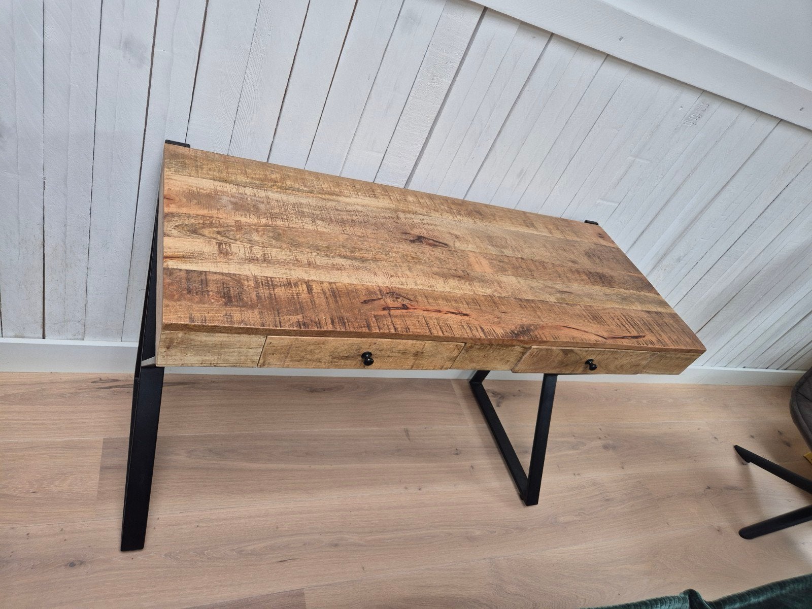 Side table mangohout met stalenpoot, Huis en Inrichting, Ophalen, 100 tot 150 cm, Zo goed als nieuw, 25 tot 50 cm