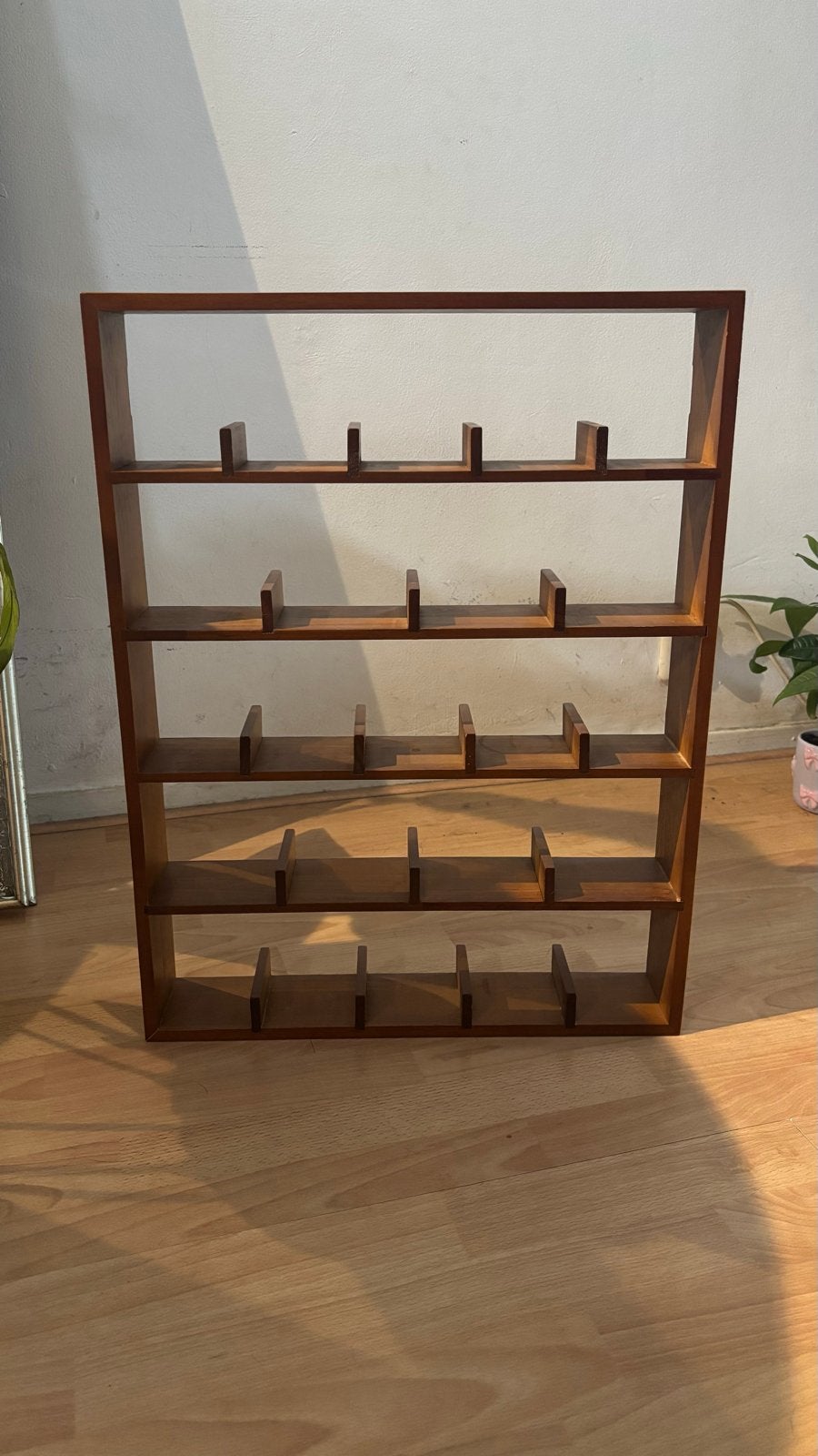 Wandkast voor 23 mokken - bruin - 63.5x48x9 cm, Ophalen, Zo goed als nieuw