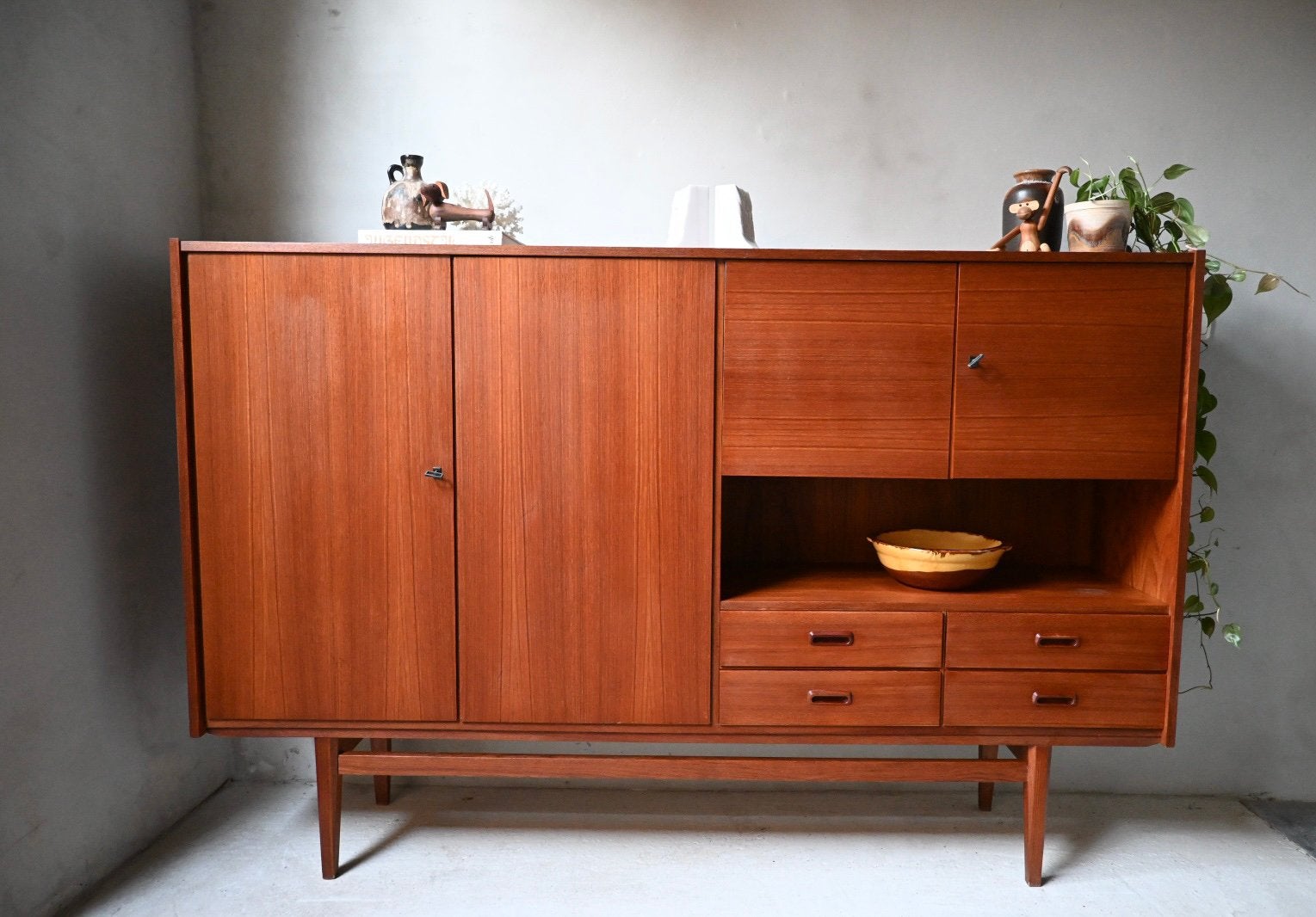 Prachtig groot vintage highboard jaren 60, teak fineer, Huis en Inrichting, Kasten | Wandmeubels, Vintage, Zo goed als nieuw, Minder dan 100 cm