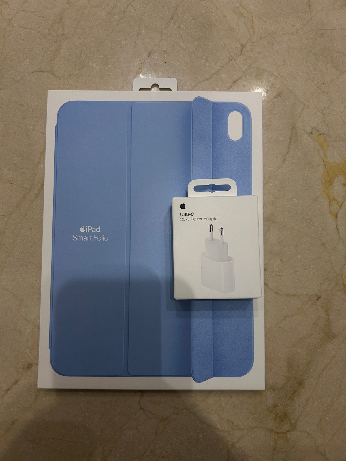 Origineel Apple iPad Smart Folio & 20W USB-C Adapter NIEUW, Computers en Software, Ophalen of Verzenden, Nieuw, Blauw, Apple iPad