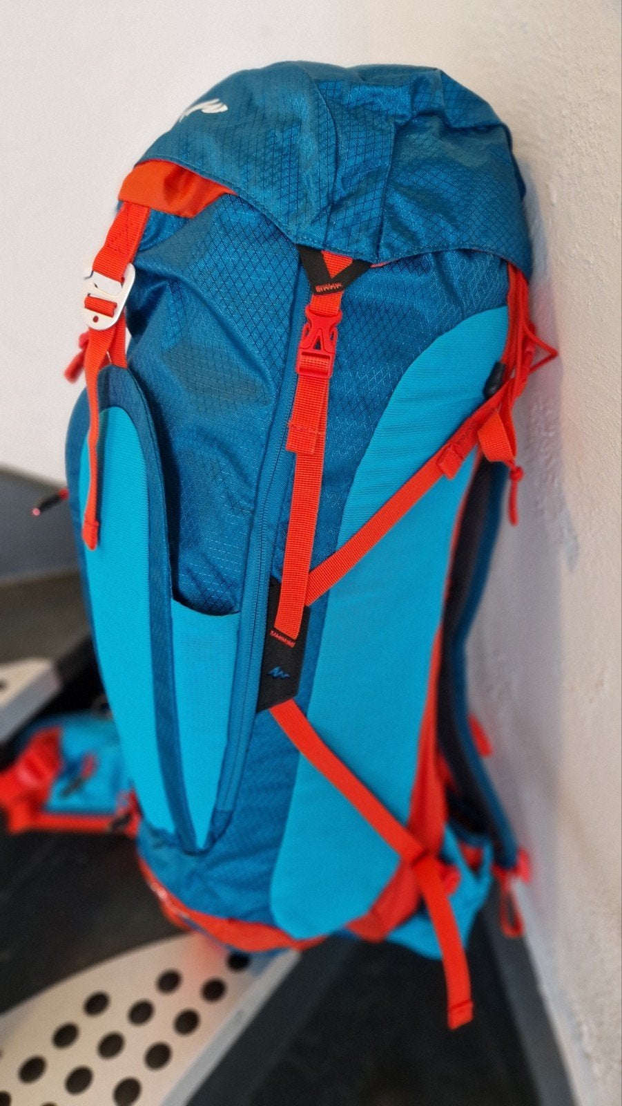 Quechua Forclaz 30 Air+ rugzak - Blauw/Oranje, Ophalen, Zo goed als nieuw, Rugzak