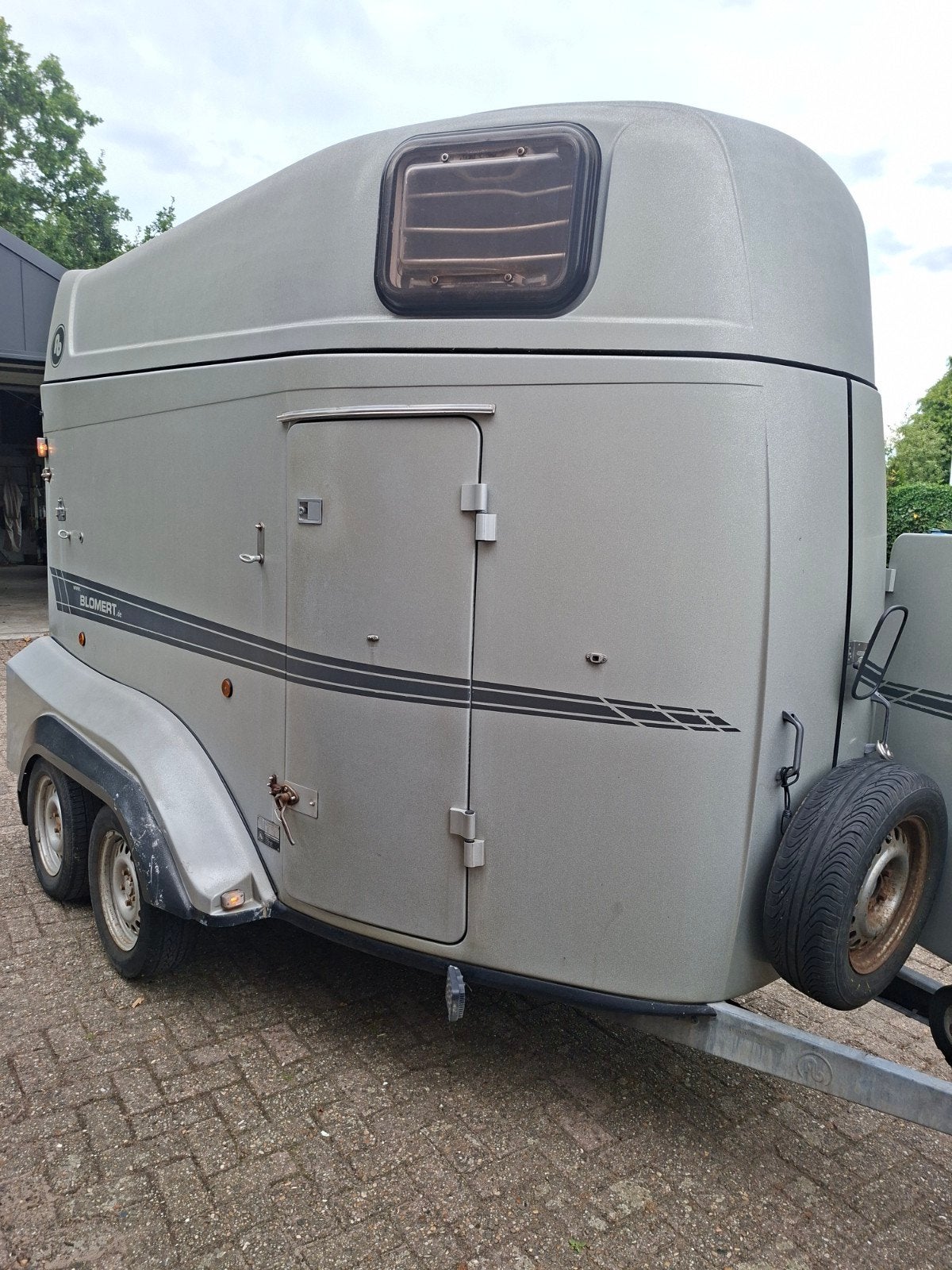 Blomert polyester 2 paards trailer met zadelkamer, Ophalen, Gebruikt, Polyester, 2-paards trailer