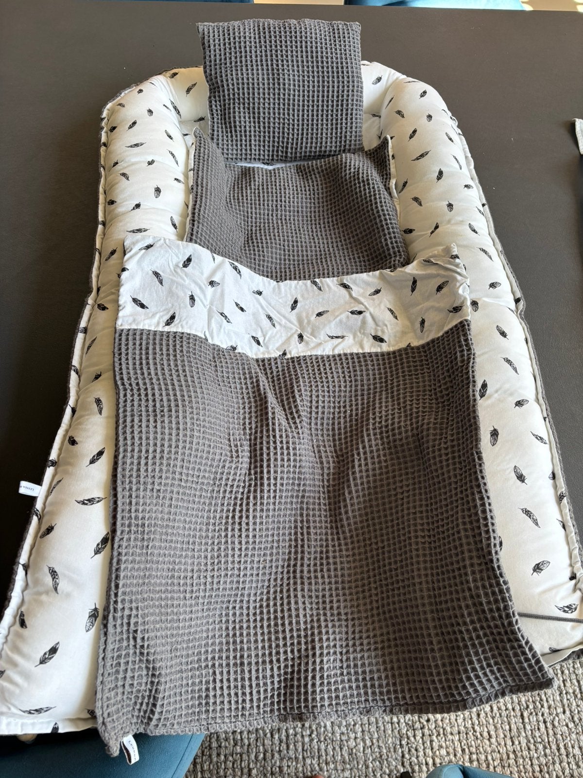 Babynestje grijs en bladmotief, Ophalen of Verzenden, Zo goed als nieuw