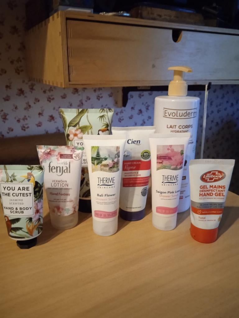 Pakket hand-, body-, douche verzorging, Ophalen of Verzenden, Nieuw, Bodylotion, Crème of Olie