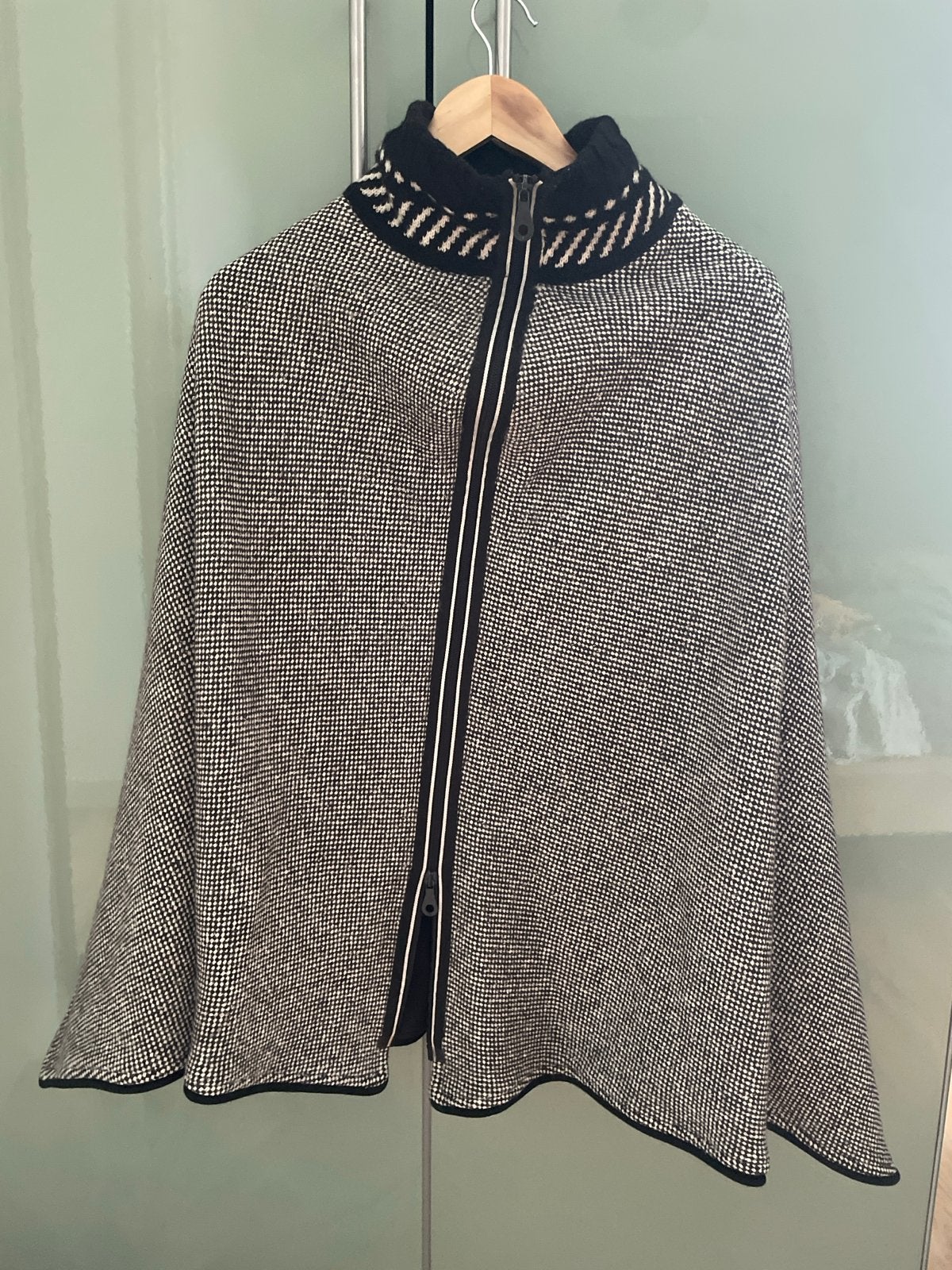 Marc Cain Cape / poncho Zwart/Wit Maat N3, Ophalen of Verzenden, Zo goed als nieuw, Maat 38/40 (M), Zwart