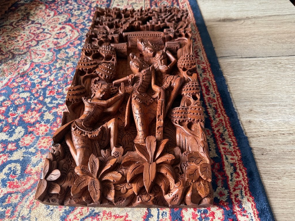 Paneel met Rama en Sita. 45 x 22 x 4 cm. In 3 - D., Houtsnijwerk, Handgemaakt, Hout, Bruin