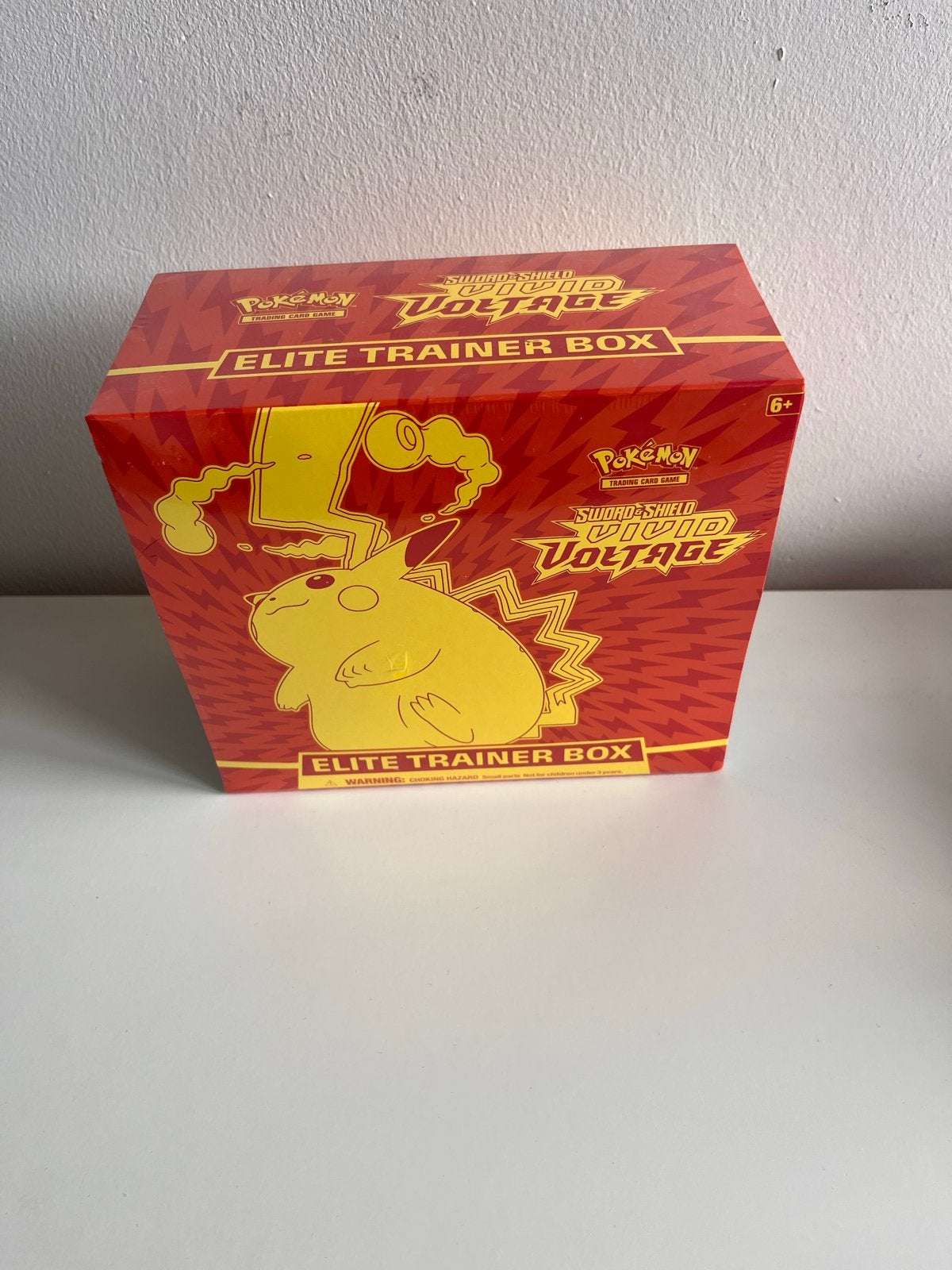 Pokémon Elite Trainer Box Vivid Voltage Nieuw, Ophalen of Verzenden, Nieuw, Overige typen