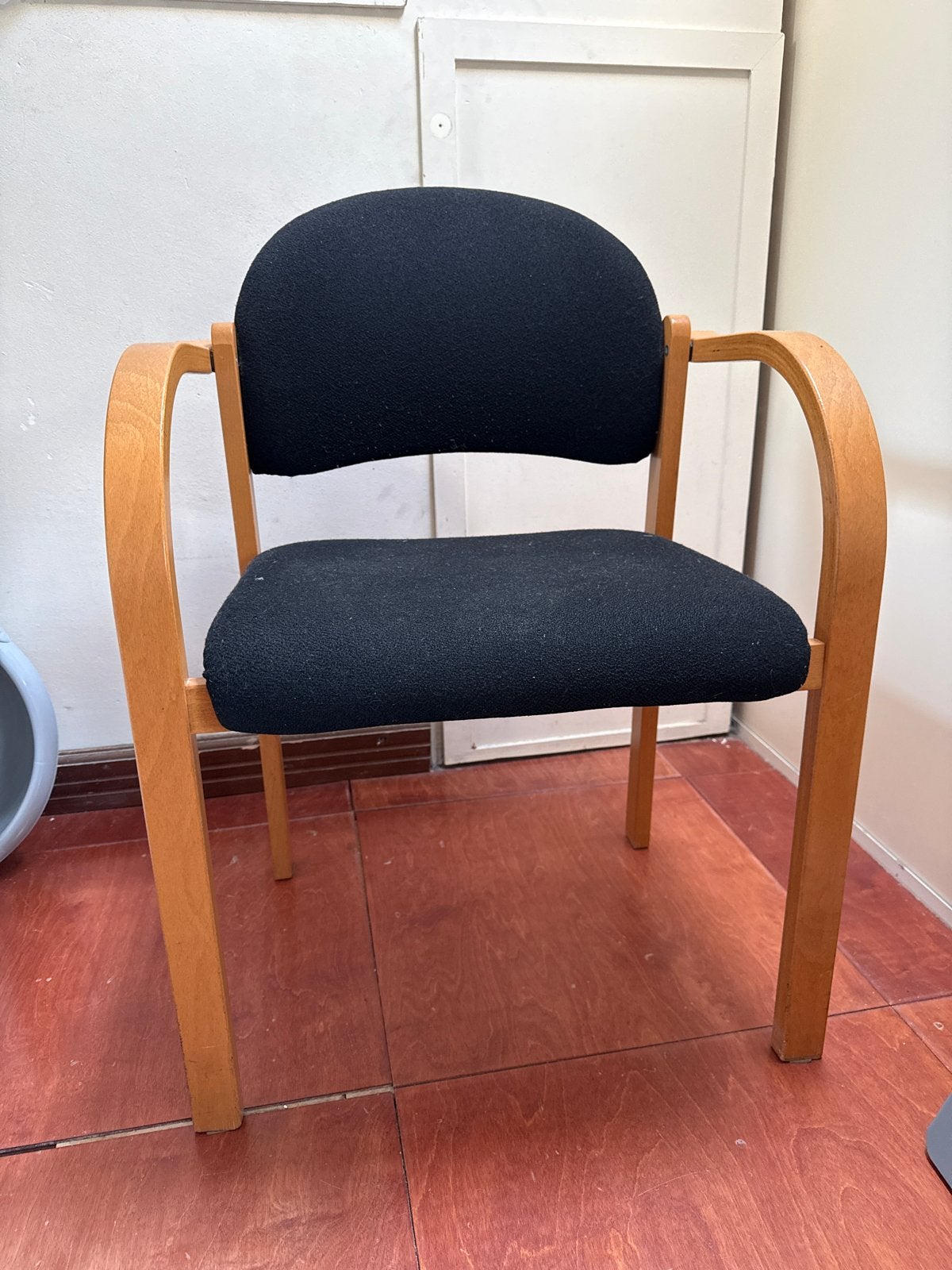2 Comfortabele zwarte stoelen met houten frame, Ophalen, Gebruikt, Twee, Zwart
