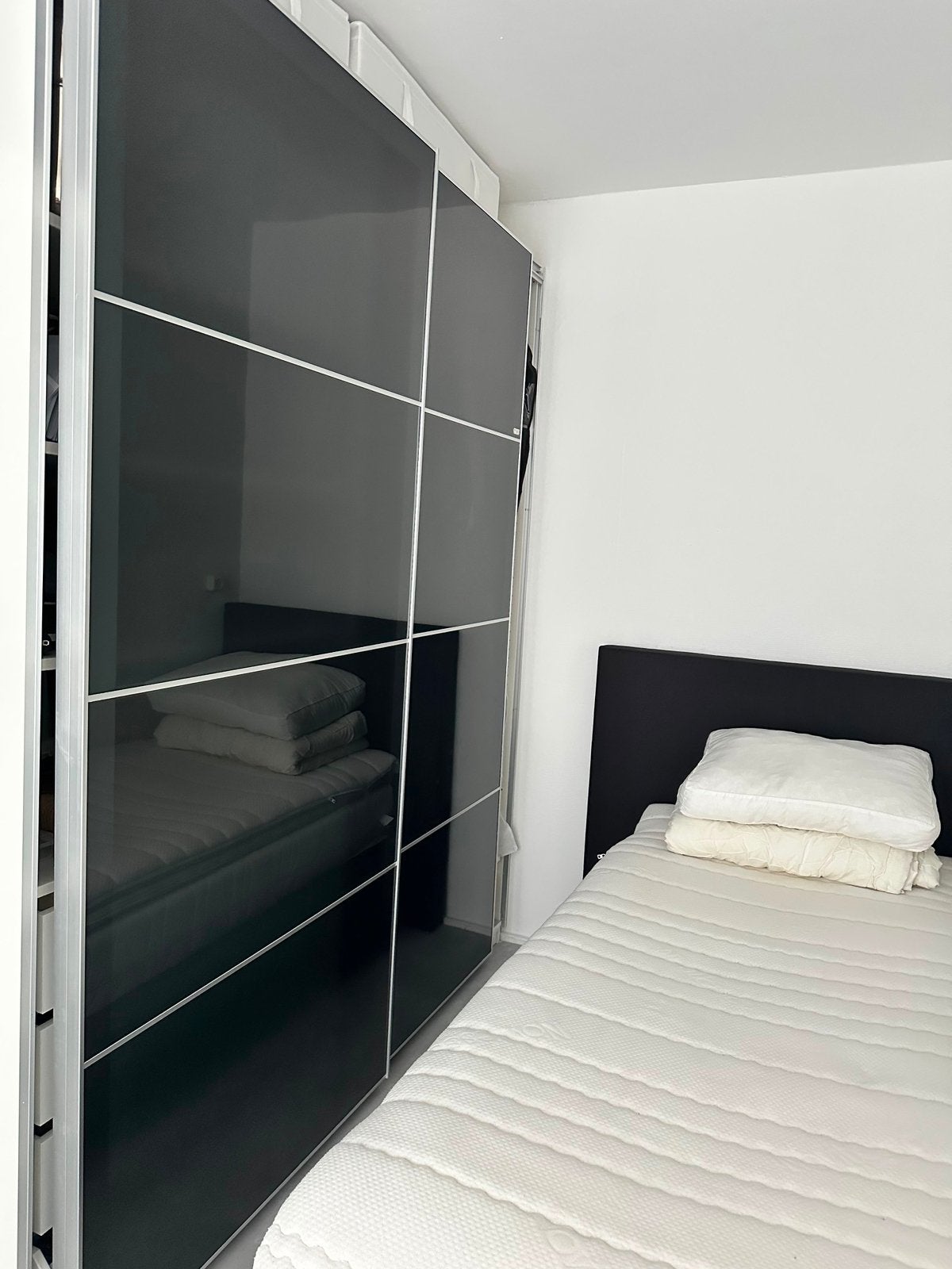Hele mooie ikea kast met glazen deuren., Huis en Inrichting, Kasten | Kledingkasten, Ophalen of Verzenden, Zo goed als nieuw, 25 tot 50 cm