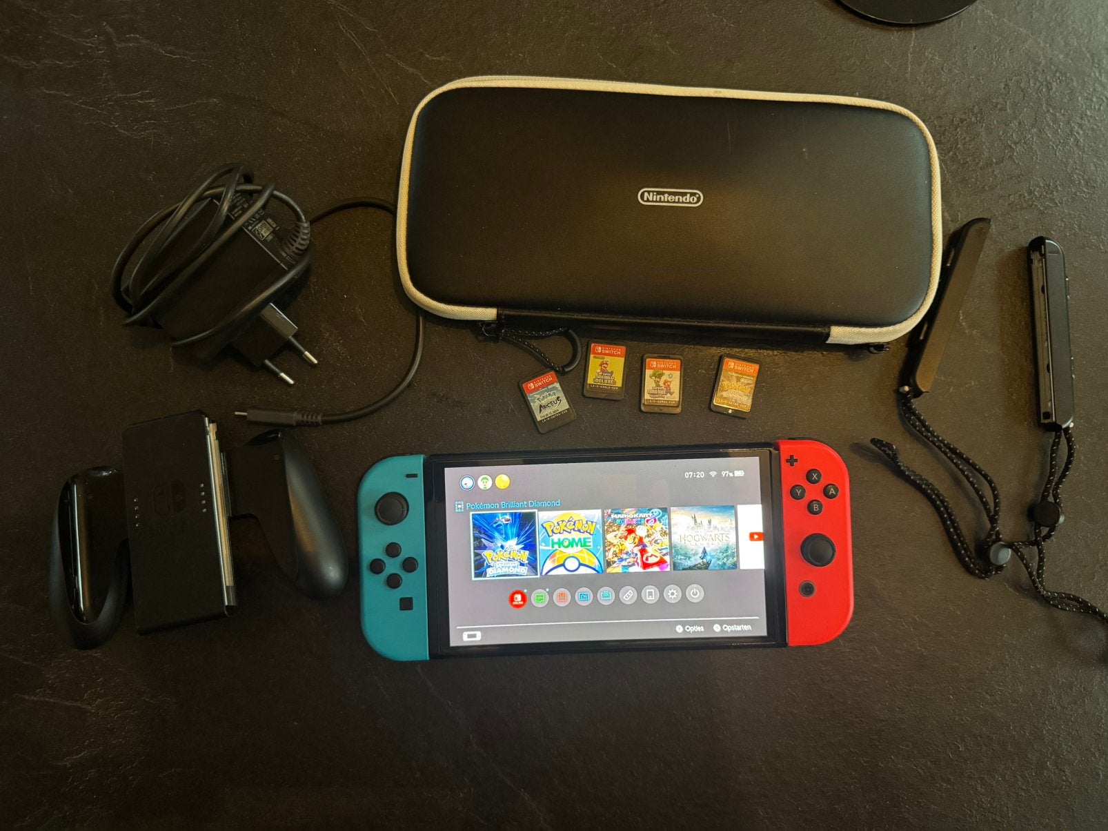 Nintendo Switch OLED met 4 spellen en accessoires, Spelcomputers en Games, Met games, Met 2 controllers, Ophalen of Verzenden