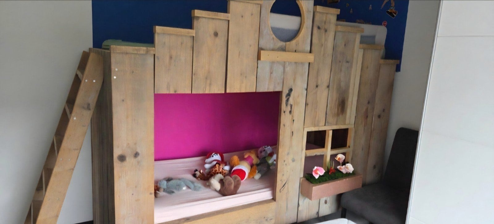 Foto 2 van Uniek handgemaakt houten hoogslaper/stapelbed voor 2