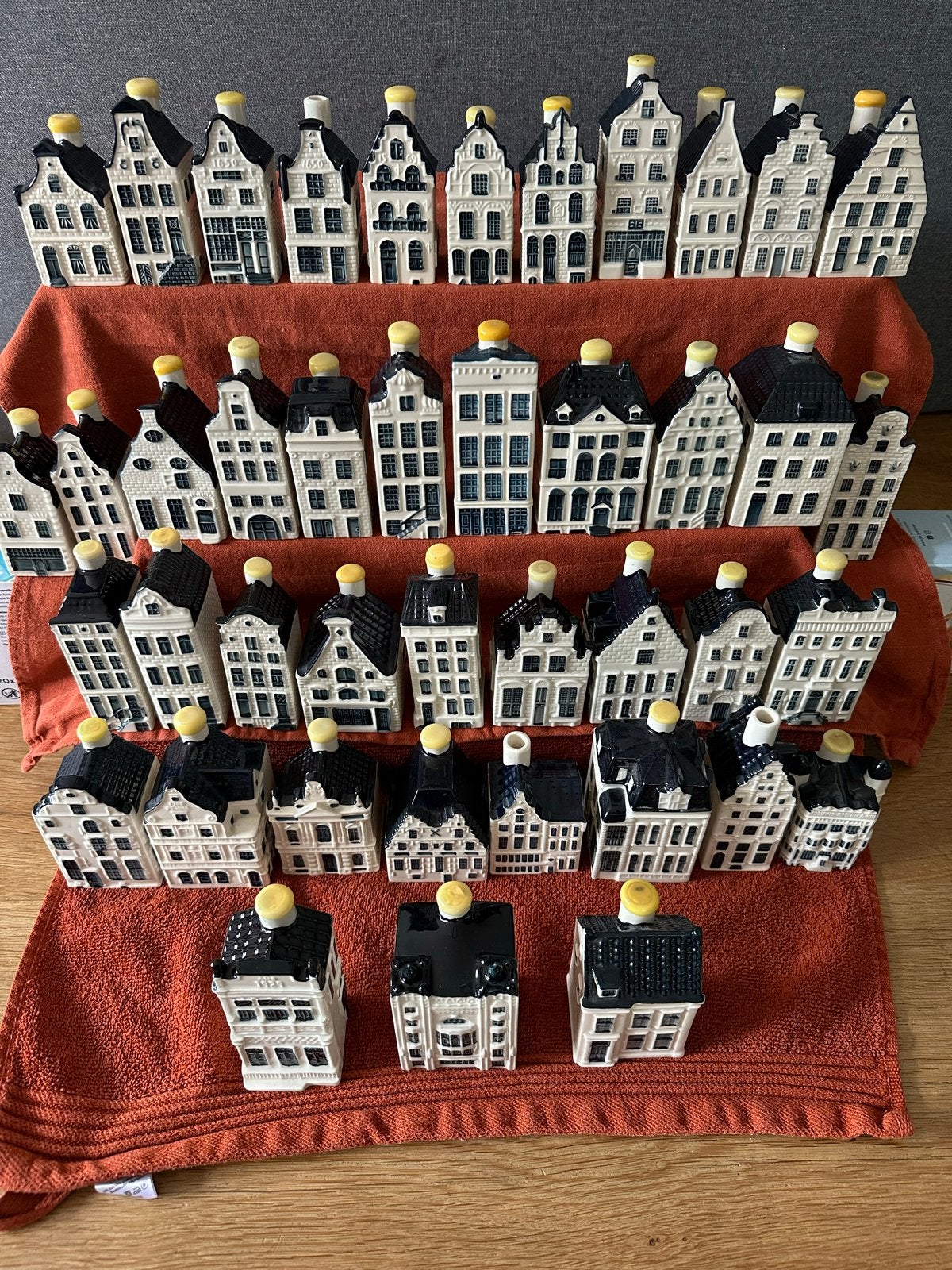 Grote collectie KLM huisjes (42 stuks), Verzamelen, Ophalen, Zo goed als nieuw, Paleis of Waag, Gevuld
