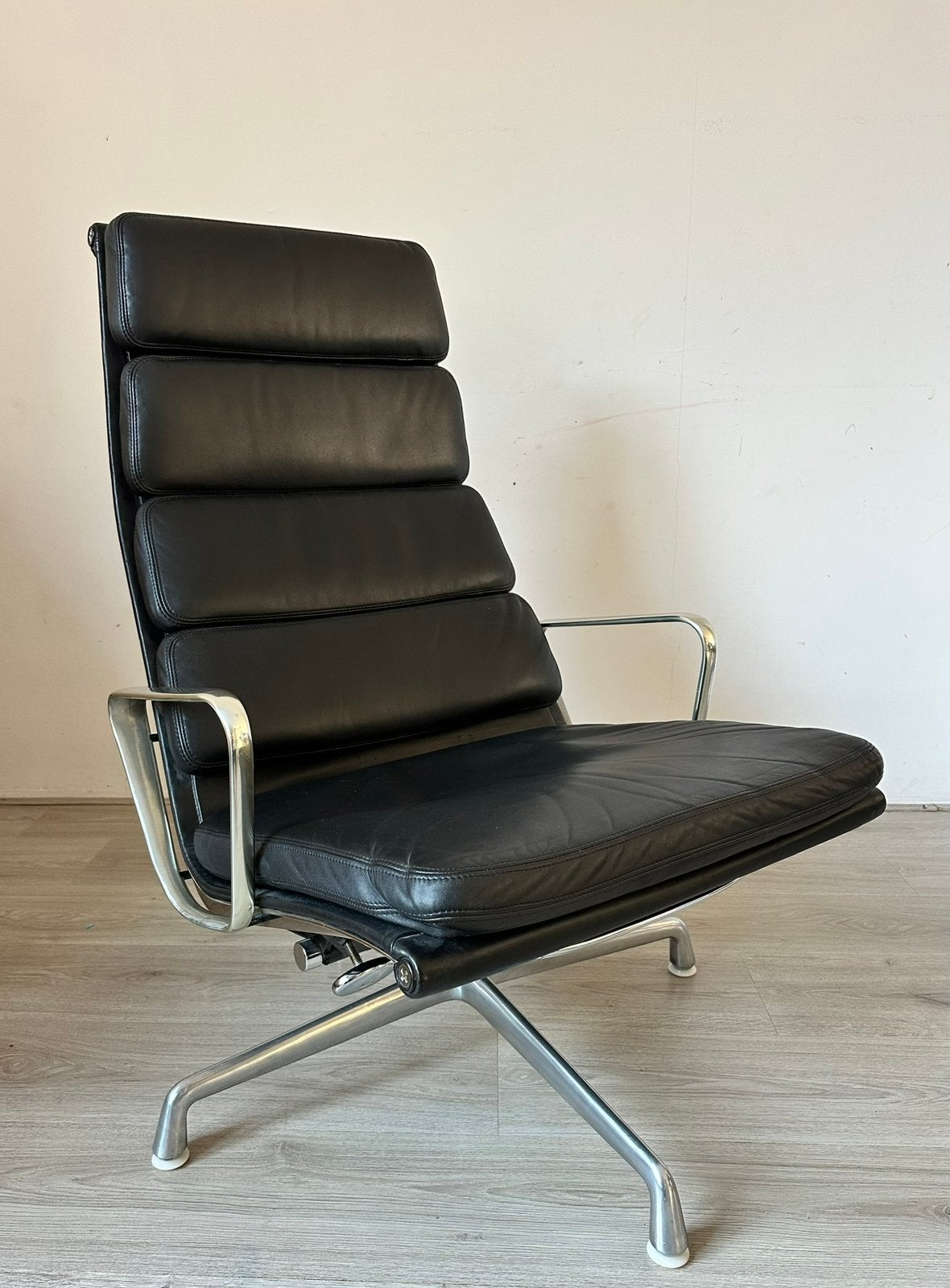 Herman Miller Vitra Softpad EA 222 design fauteuil, Ophalen, Gebruikt, Leer, 75 tot 100 cm