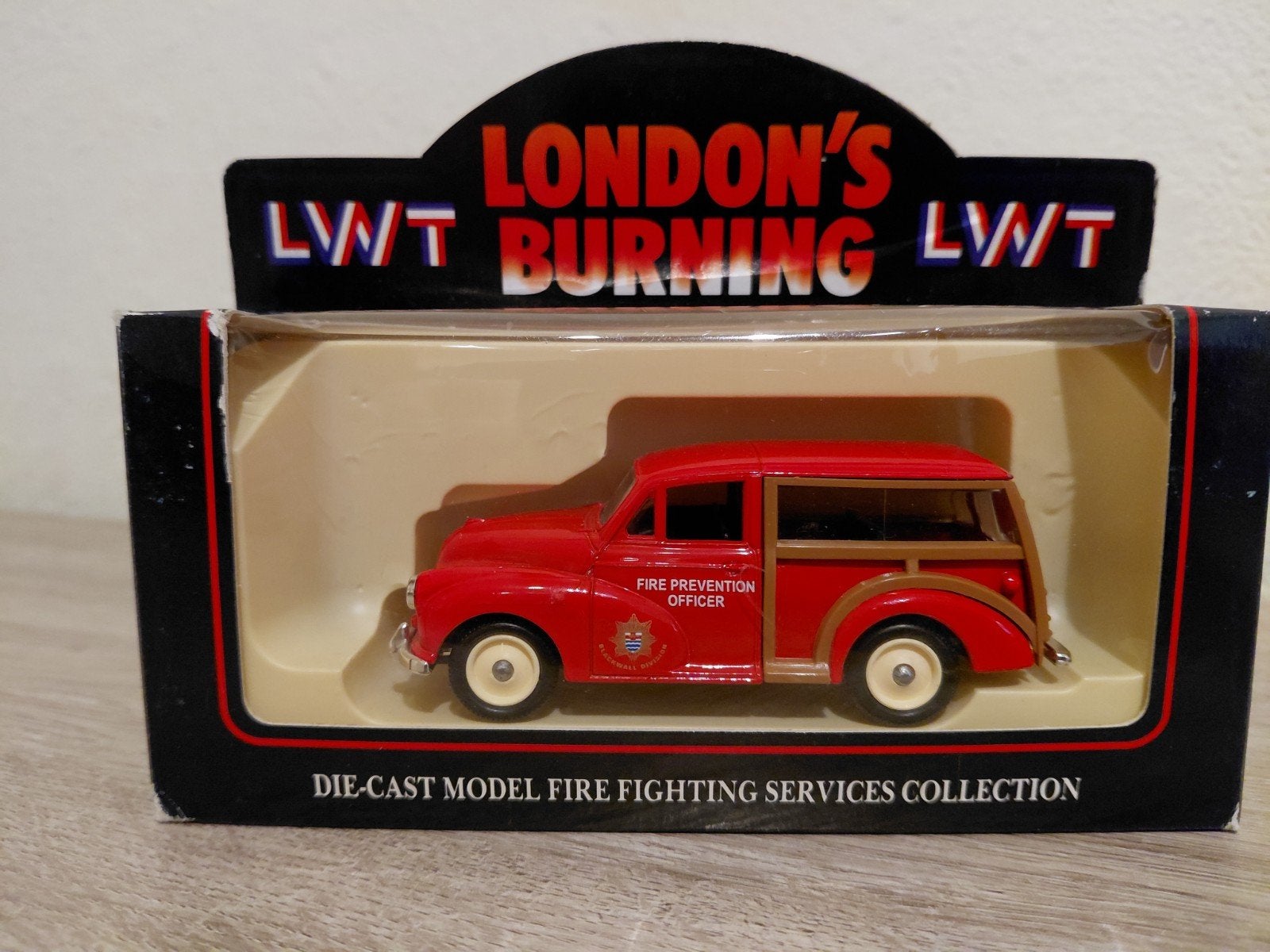 'London's Burning' 1960 Morris Minor Traveller, Overige merken, Auto, Verzenden, 1:32 tot 1:50
