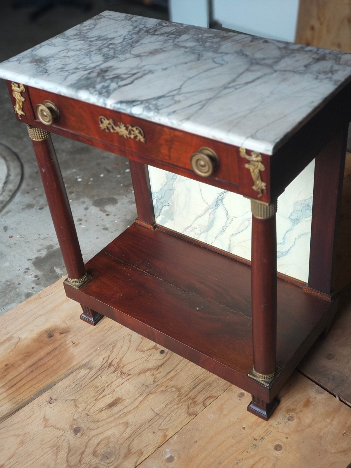 Antieke bijzettafel met ornamenten, Ophalen
