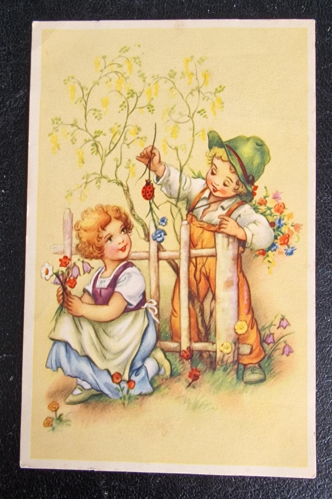 Vintage Ansichtkaart: Kinderen met Lieveheersbeestje, Verzamelen, Ophalen of Verzenden